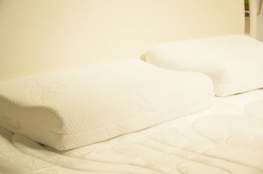 Yeni yastıklar bir yatakta ayrıntılarda