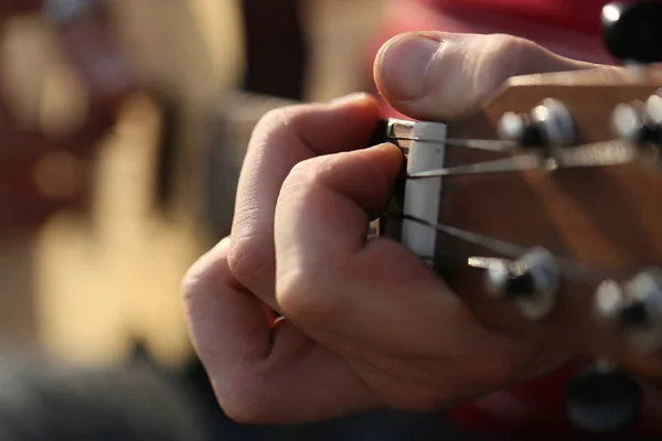 Küçük gitar gitar çalmaya