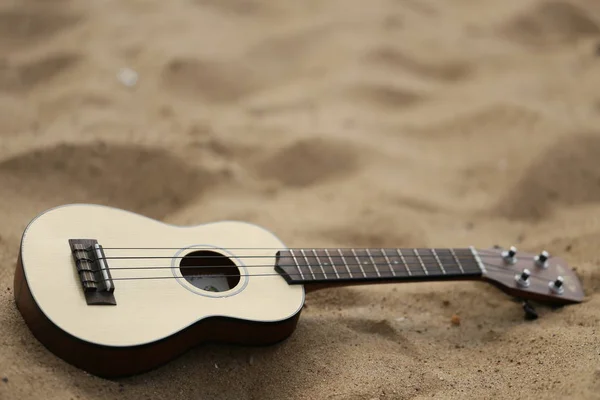 Tocando Pequeno Ukulele Guitarra — Fotografia de Stock