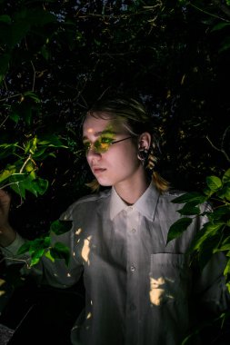 Yazın yeşil yapraklı bir kız