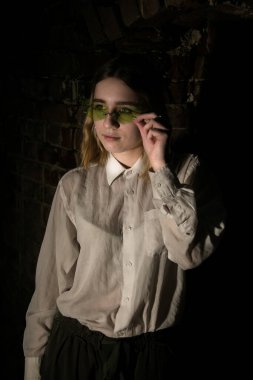 Akşamları harabelerde bir kadın.