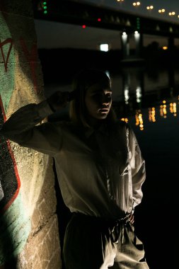 Grafiti geçmişi olan bir kadın. Alçak tuş