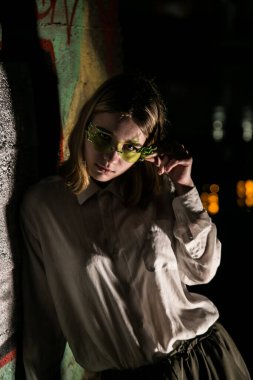 Grafiti geçmişi olan bir kadın. Alçak tuş