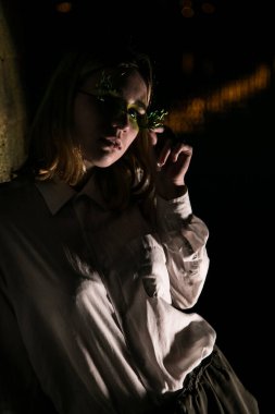 Grafiti geçmişi olan bir kadın. Alçak tuş