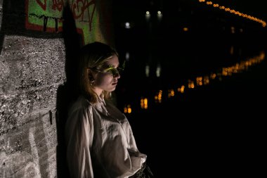 Grafiti geçmişi olan bir kadın. Alçak tuş