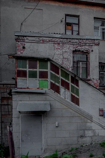 Γκρι Vintage Κτίριο Χρωματιστά Τζάμια — Φωτογραφία Αρχείου