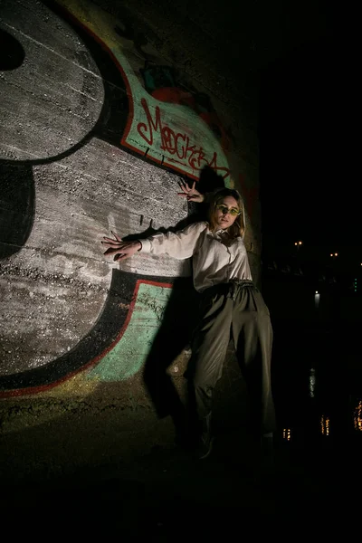 Mujer Noche Con Fondo Graffiti Tecla Baja — Foto de Stock