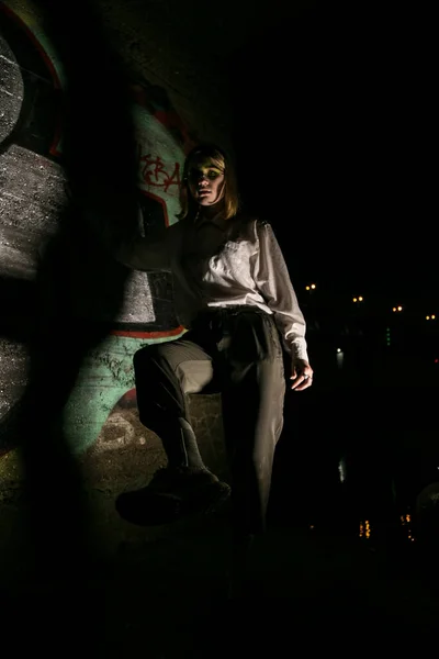 Mujer Noche Con Fondo Graffiti Tecla Baja — Foto de Stock