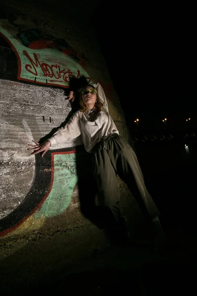 Kvinna Natten Med Graffitibakgrund Låg Nyckel — Stockfoto