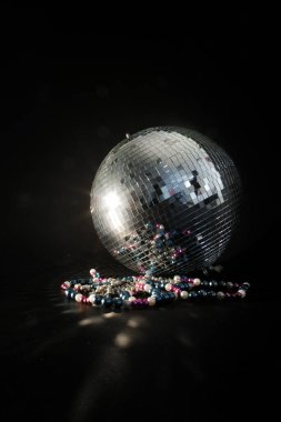 Kafatası şişe bileşimi ve su.