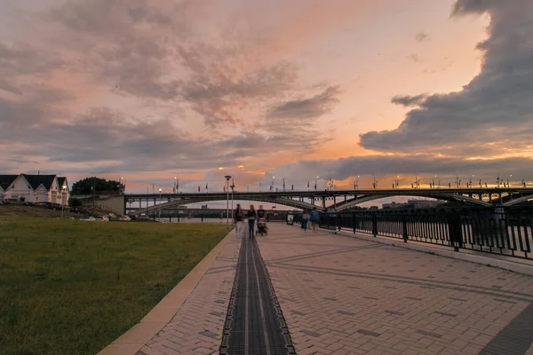 Promenada Miasta Godzinach Wieczornych Lecie — Zdjęcie stockowe