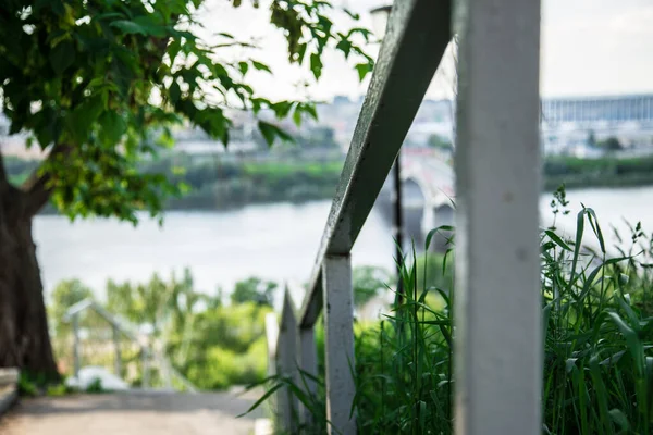 Yazın korkuluklardan geçen bir şehir manzarası