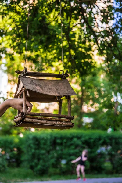 Een Zelfgemaakt Vogelhuisje Aan Een Boom — Stockfoto