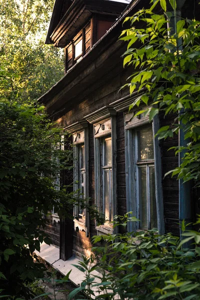 Старый Деревянный Дом Окна Кусты — стоковое фото