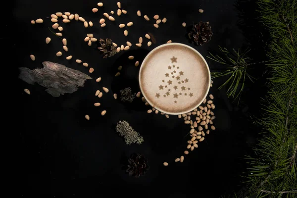 Posa Piatta Con Tazza Carta Caffè Sfondo Nero Con Pino — Foto Stock