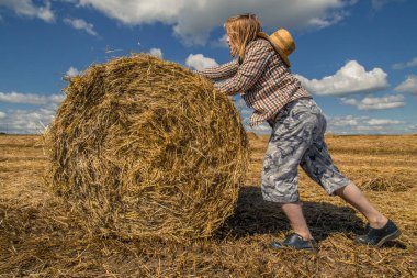 Kovboy şapkalı, buğday ekmekli, sakallı genç bir adam.