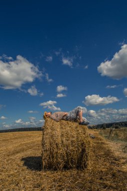 Kovboy şapkalı, buğday ekmekli, sakallı genç bir adam.