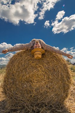 Kovboy şapkalı, buğday ekmekli, sakallı genç bir adam.
