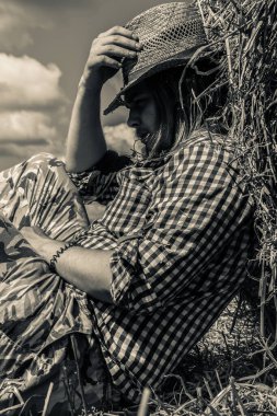 Kovboy şapkalı, buğday ekmekli, sakallı genç bir adam.