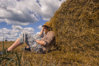 Kovboy şapkalı, buğday ekmekli, sakallı genç bir adam.