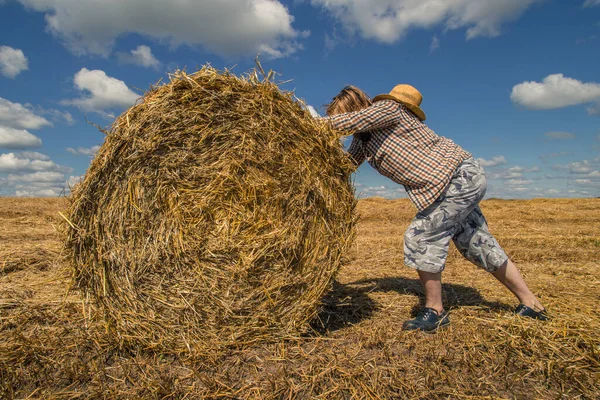 Mladý Vousatý Muž Kovbojském Klobouku Pšeničnou Rolkou — Stock fotografie