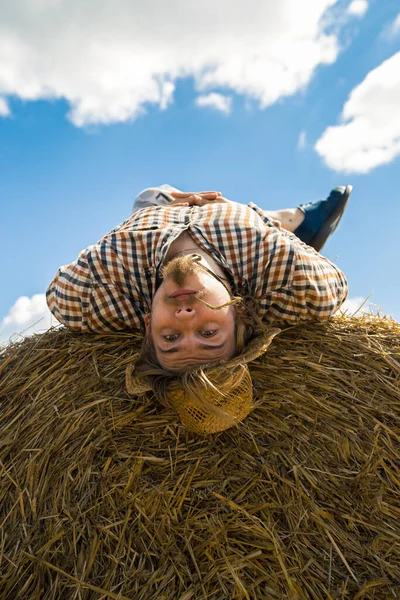 Kovboy şapkalı, buğday ekmekli, sakallı genç bir adam.