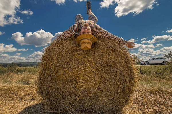 Ung Skäggig Man Cowboyhatt Med Veterulle — Stockfoto