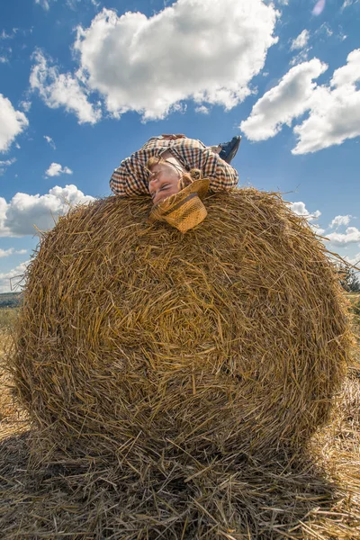 Kovboy şapkalı, buğday ekmekli, sakallı genç bir adam.