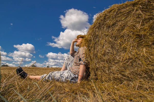 Kovboy şapkalı, buğday ekmekli, sakallı genç bir adam.