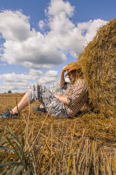 Молодой Бородатый Человек Ковбойской Шляпе Пшеничным Рулетом — стоковое фото