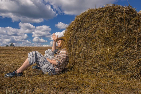 Kovboy şapkalı, buğday ekmekli, sakallı genç bir adam.