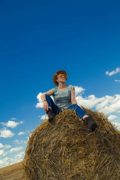 Женщина Ковбойской Шляпе Желтых Солнцезащитных Очках Пшеничными Рулетиками — стоковое фото