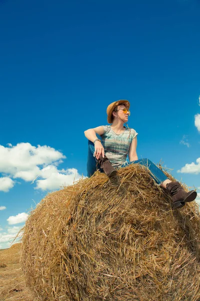 Женщина Ковбойской Шляпе Желтых Солнцезащитных Очках Пшеничными Рулетиками — стоковое фото
