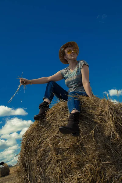 Woman Cowboy Hat Yellow Sunglasses Wheat Rolls — Stock Photo, Image