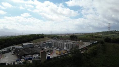 Çağdaş bir quemical endüstriyel kompleksinin geniş hava görüntüsü. Yeşil bir araziye yerleştirilmiş büyük depolama siloları.