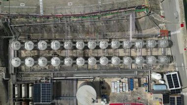 Küresel gaz depolama konteynırları olan bir petrol veya kimya fabrikasının yukarıdan aşağıya hava görüntüsü