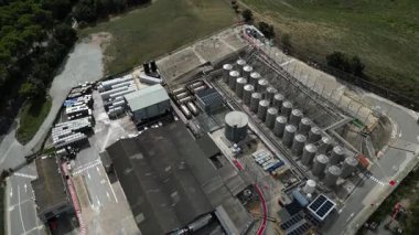 Kimyasal siloları ve tankları yavaş çekimde olan endüstriyel depolama tesisinin havadan görüntüsü