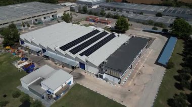 Sentmenat, İspanya - 17 Eylül 2025 - Güneşli bir günde endüstriyel deponun hava görüntüsü
