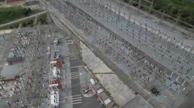 Yeşil enerji üretmek için yüksek voltaj kuleleri olan elektrik santralinin drone görüntüsü