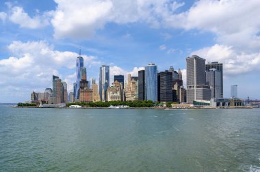 New York 'ta Manhattan' ın alt ufuk çizgisinin gündüz görüntüsü, bir Dünya Ticaret Merkezi ve çevre ofis kuleleri ile East River 'dan çekildi.