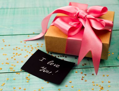 Sevgililer günü hediyesi, kalp, vintage tarzı ahşap plakalar üzerinde tebrik kartı