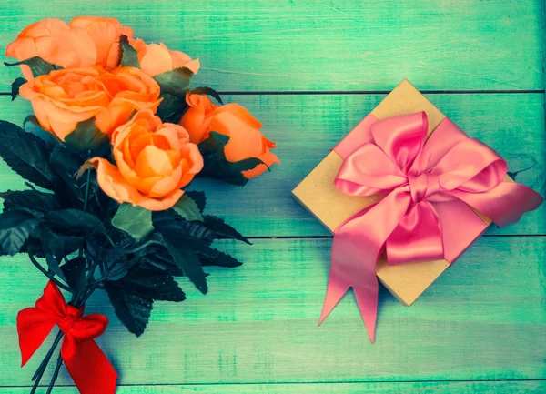 Geschenkdoos met roze boog, helder, viering, ruimte — Stockfoto