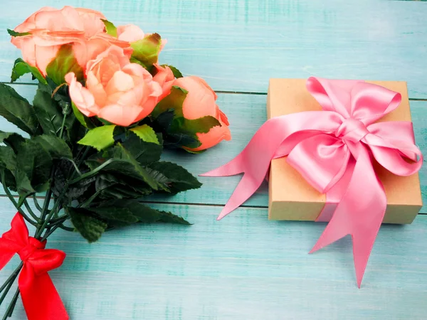 Geschenkdoos met roze boog, helder, viering, ruimte — Stockfoto