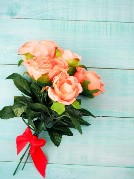 Розы на старой деревянной доске, День святого Валентина фон, день свадьбы — стоковое фото