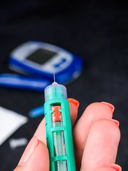 Kvinna Som Håller Insulinspruta Diabetes Koncept Treatment Health — Stockfoto
