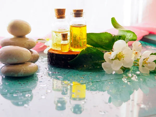 Lázně Zátiší Levandulovým Olejem Květy Dřevěný Stůl Světlé Pozadí Aromaterapie — Stock fotografie