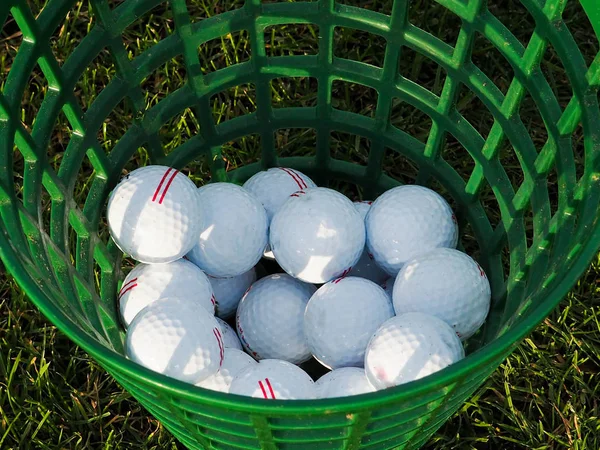 Golfballen Mand Een Achtergrond Van Gras Het Concept Van Een — Stockfoto
