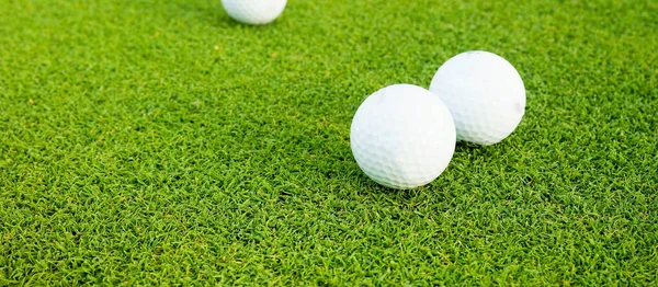 上面フラット草背景にゴルフ ボール 金持ちのためのスポーツの概念 フィットネス ゲームのレイアウト — ストック写真