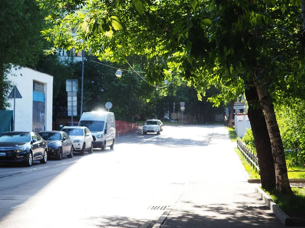 模糊的背景街道在城市 一辆汽车在街道上 模糊视觉 — 图库照片