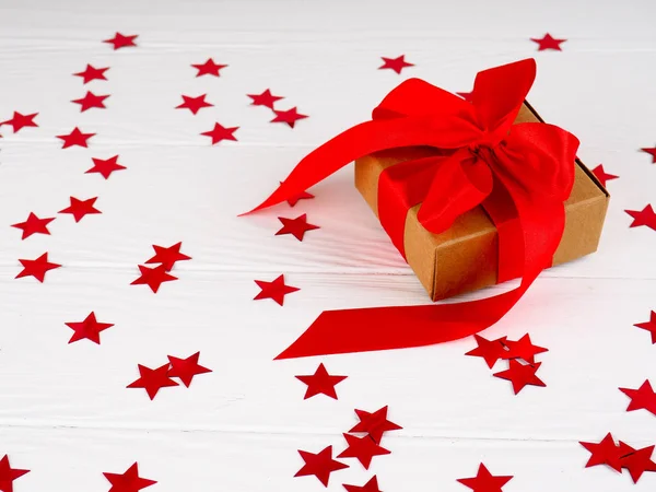 Kerst Candy Cane Witte Houten Achtergrond Kerstmis Decoren Rode Geschenkdozen — Stockfoto